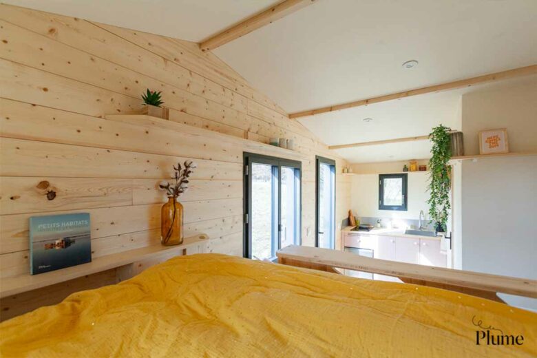 Vue de la mezzanine sur l'intérieur de la tiny house.