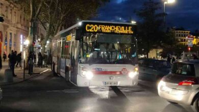 Un bus photographié près de la place Bellecour dans le second arrondissement de Lyon.