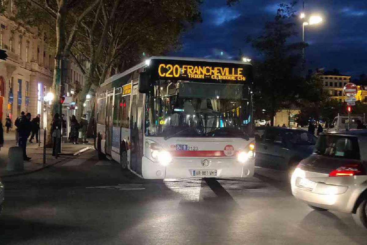 Un bus photographié près de la place Bellecour dans le second arrondissement de Lyon.