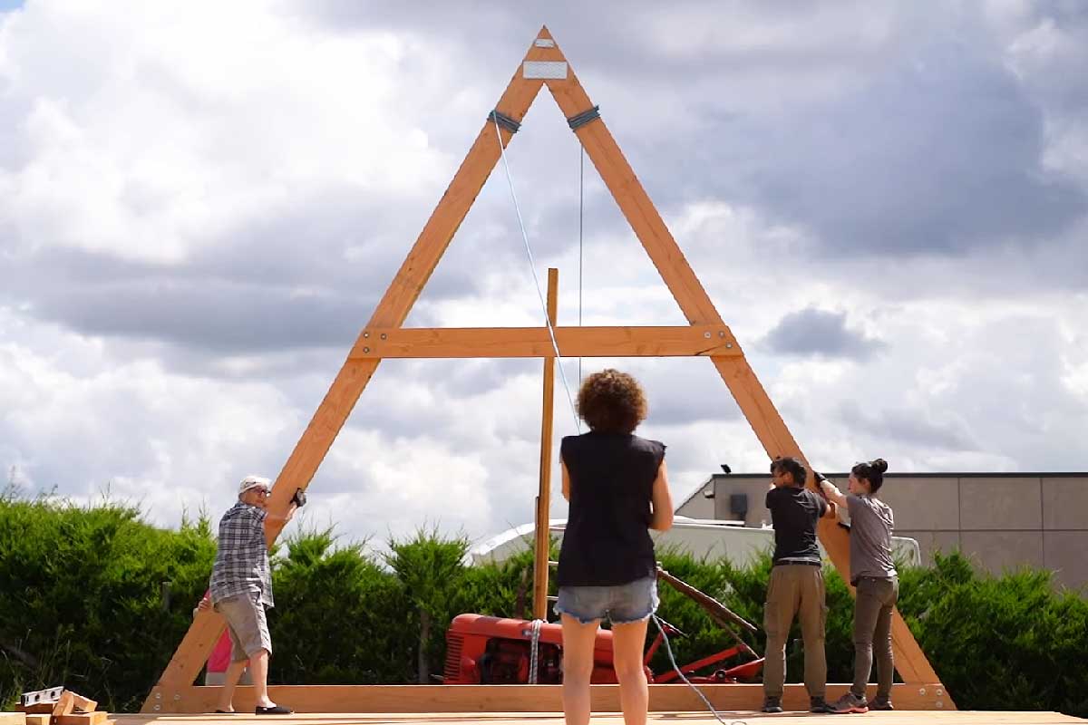 Levé du triangle d'une a-frame sans poulie, sans manitou.