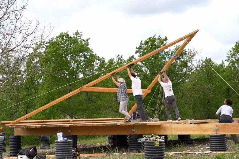 La levée du premier triangle (à la mano).