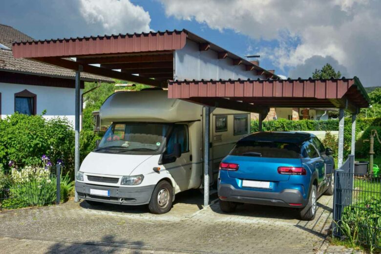 Un carport réalisé pour deux véhicules.