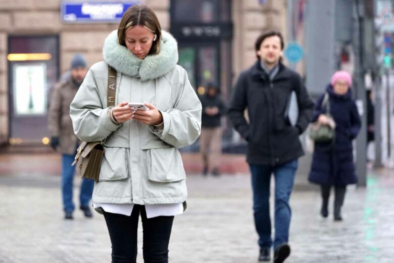 Dans cette commune, il est désormais interdit d'utiliser un smartphone dans la rue.