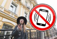 Dans cette commune, il est interdit d'utiliser son smartphone dans l'espace public.