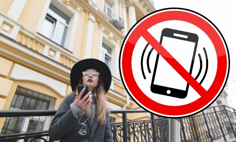 Dans cette commune, il est interdit d'utiliser son smartphone dans l'espace public.