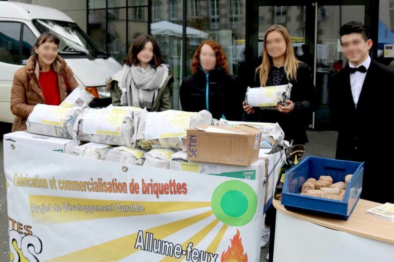 Les élèves du lycée Raoul Vadepied sur le marché de Évron (53).