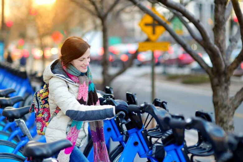 Des vélos en libre-service, une possibilité envisagée pour réduire le nombre de voitures dans les villes.