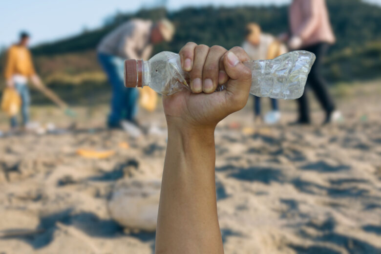 Doit-on compacter nos bouteilles en plastique pour être mises aux déchets ?