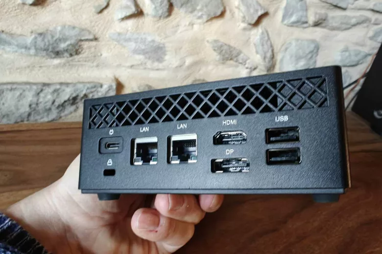 Le dos et la connectique du Mini PC.