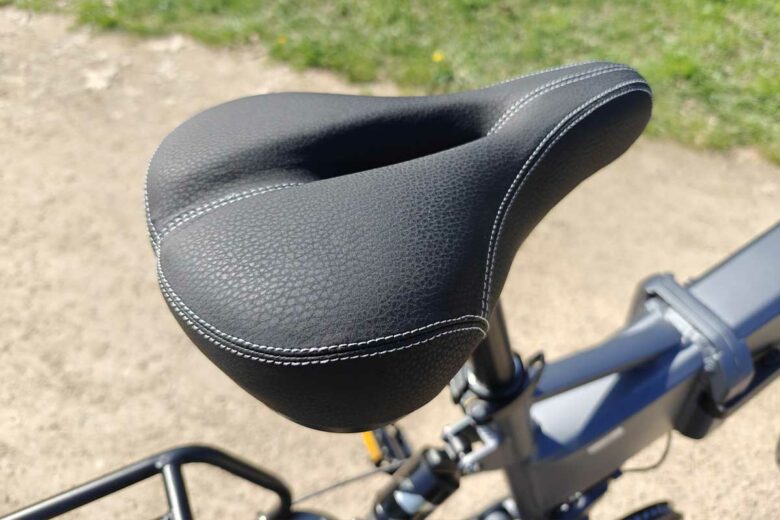 Une selle « cousues » confortable et d'excellente qualité.