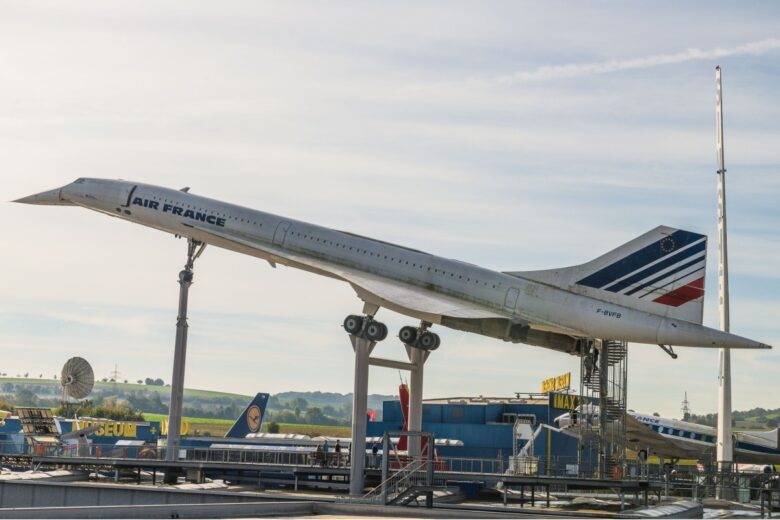 Le concorde était un avion de ligne supersonique, ici exposé en musée extérieur en Allemagne.