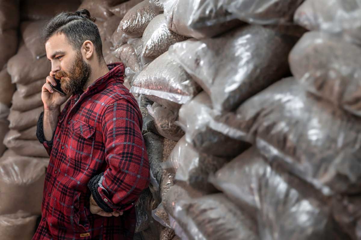 Le groupement d'achat pour faire son stock de pellets pour l'hiver peut être une belle source d'économie.