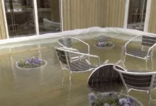 L'eau qui monte vient plaquer la bâche contre l'habitation pour la protéger.