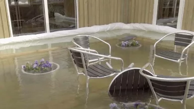 L'eau qui monte vient plaquer la bâche contre l'habitation pour la protéger.