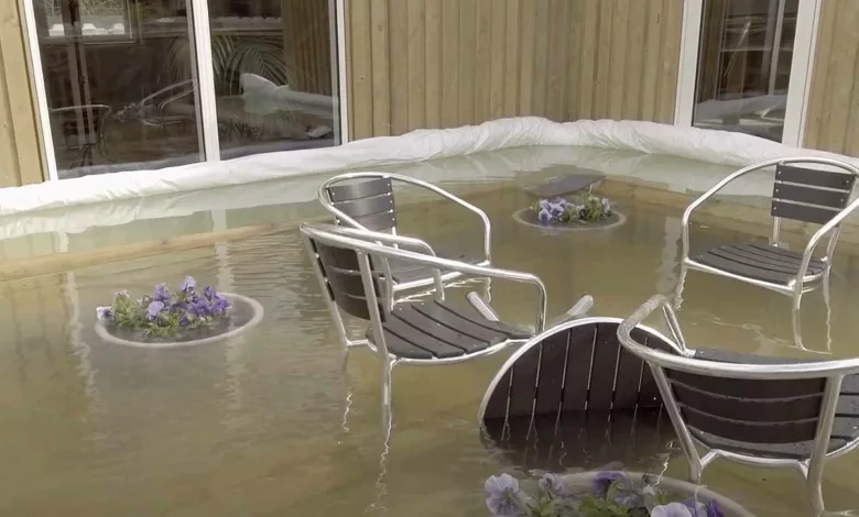 L'eau qui monte vient plaquer la bâche contre l'habitation pour la protéger.