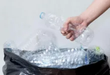 Doit-on écraser ou non les bouteilles plastique, garder les étiquettes et les bouchons ?