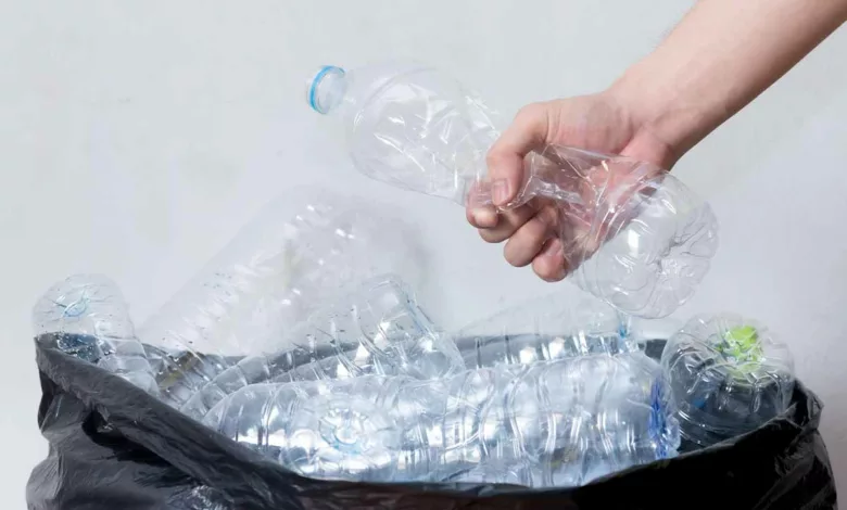 Doit-on écraser ou non les bouteilles plastique, garder les étiquettes et les bouchons ?