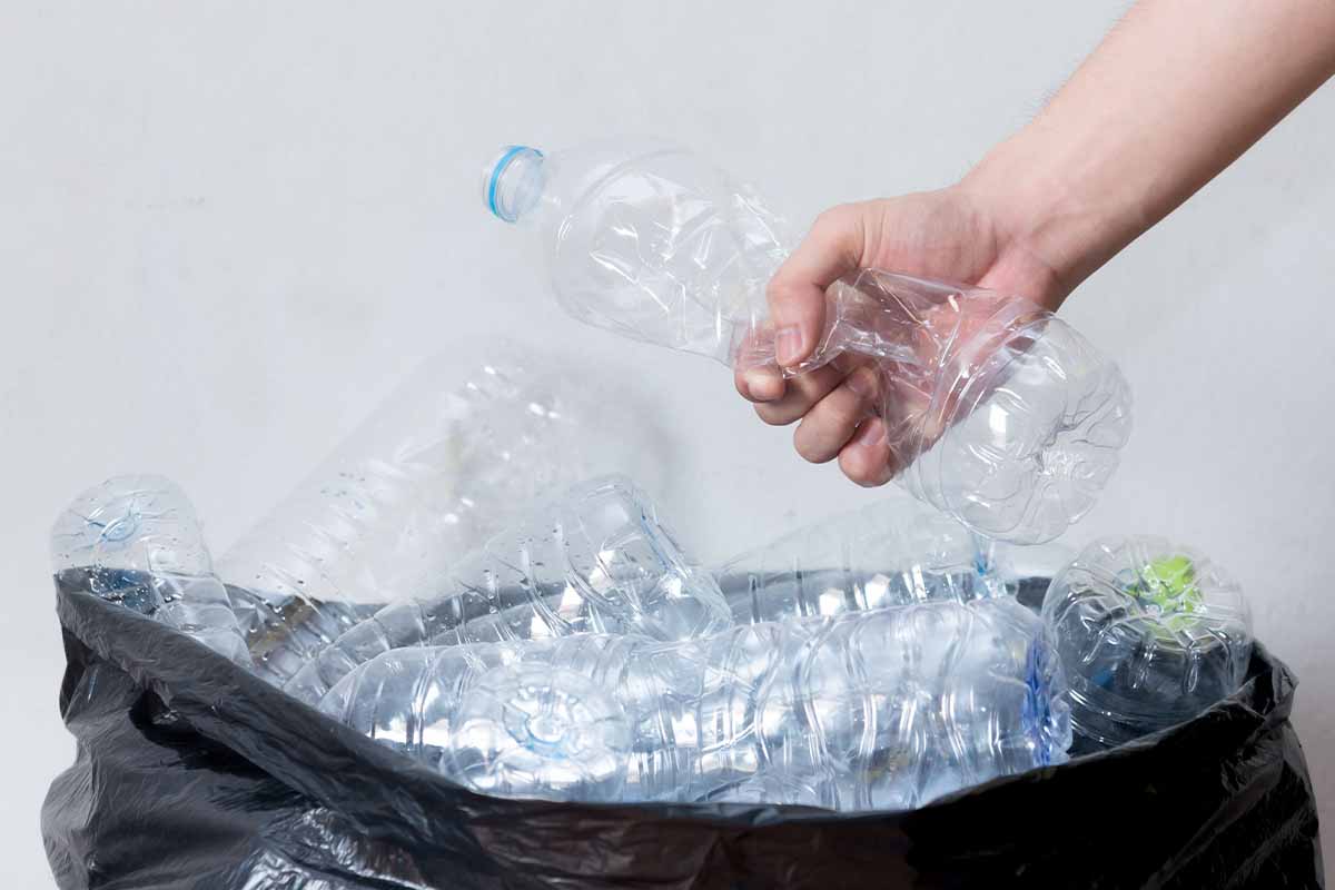 Doit-on écraser ou non les bouteilles plastique, garder les étiquettes et les bouchons ?