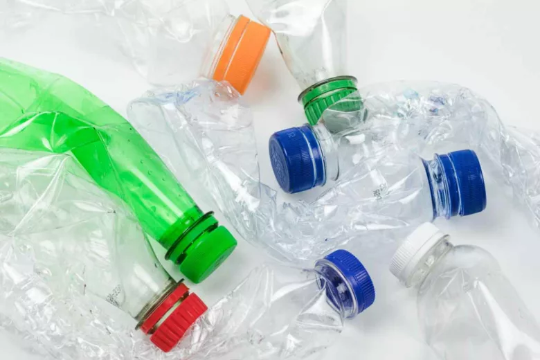 Nous nous posons la question s'il faut ou non écraser ses bouteilles en plastique avant de les jeter ?