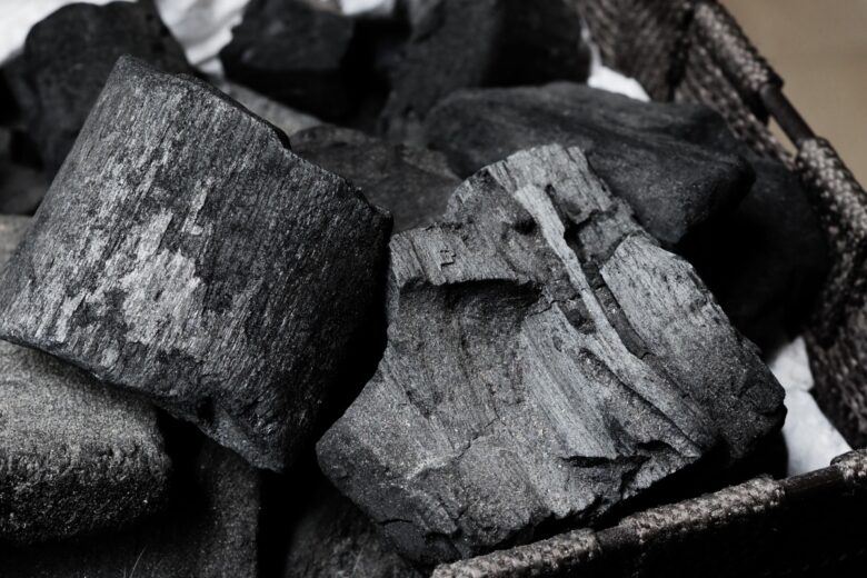 Le charbon de bois agit comme un absorbeur d'humidité.