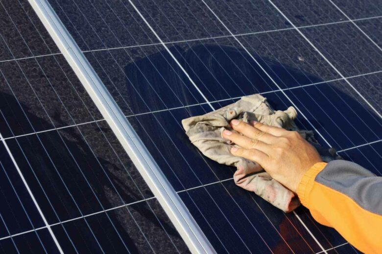 Pour garder un rendement de production électrique optimal, il est nécessaire de procéder au nettoyage des panneaux solaires.
