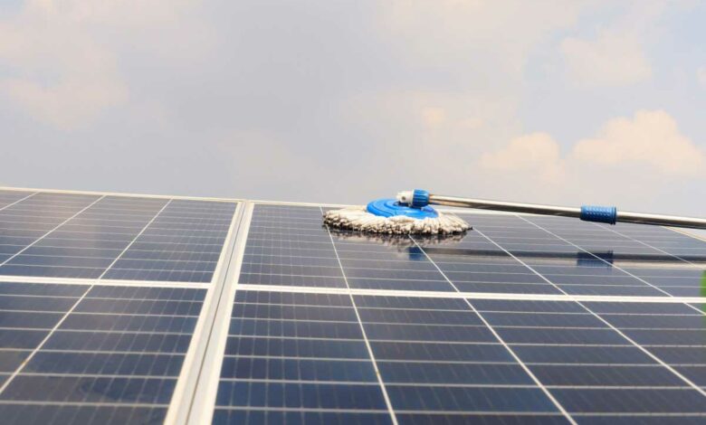 Le nettoyage des panneaux solaires est important si vous ne voulez pas perdre en rendement de production.