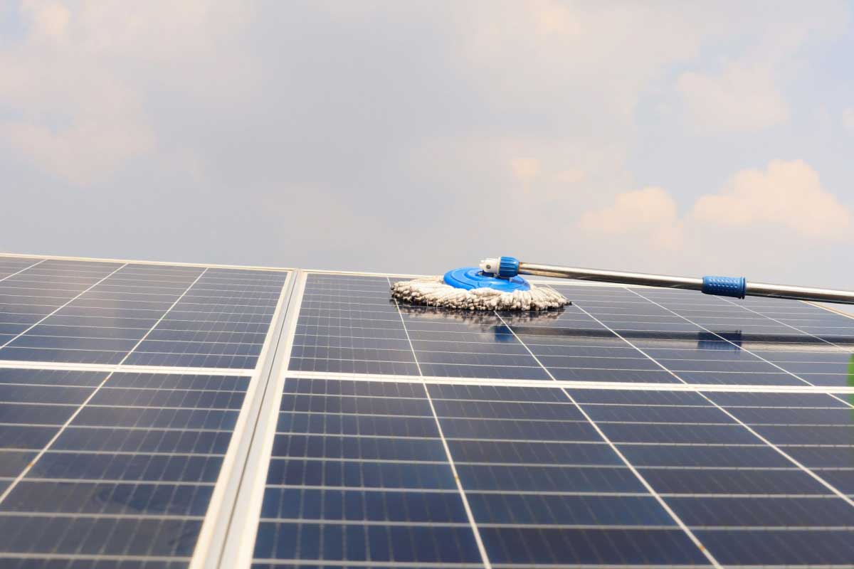 Le nettoyage des panneaux solaires est important si vous ne voulez pas perdre en rendement de production.