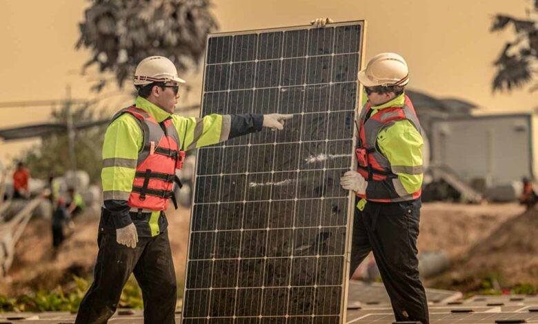 Des panneaux solaires recouverts de poussière et de sable lors d'un épisode de tempête de sable.