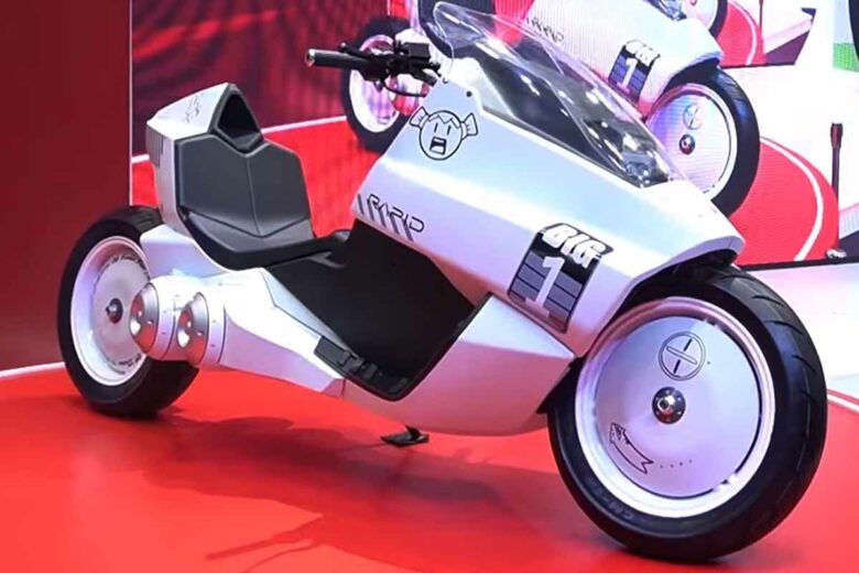 Cette superbe moto électrique rappelant celle d'Akira vient d'être dévoilée au salon de Bangkok par Smartech Motor.