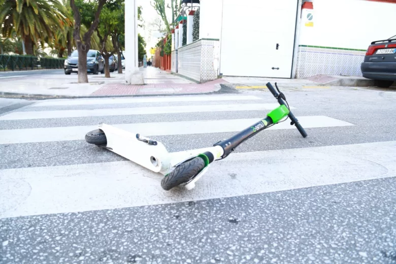 Des comportements dangereux comme traverser les passages piétons sur son véhicule sont désormais passibles d'une amende.