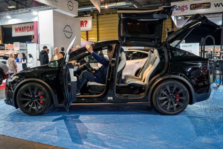 Une Tesla Model X lors d'un salon automobile en Lettonie.