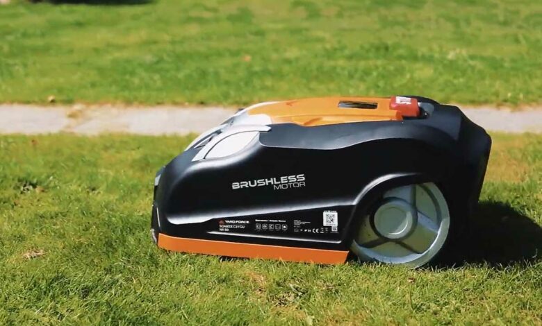 Oubliez la corvée de tonte, et confiez-la à un robot tondeuse autonome.