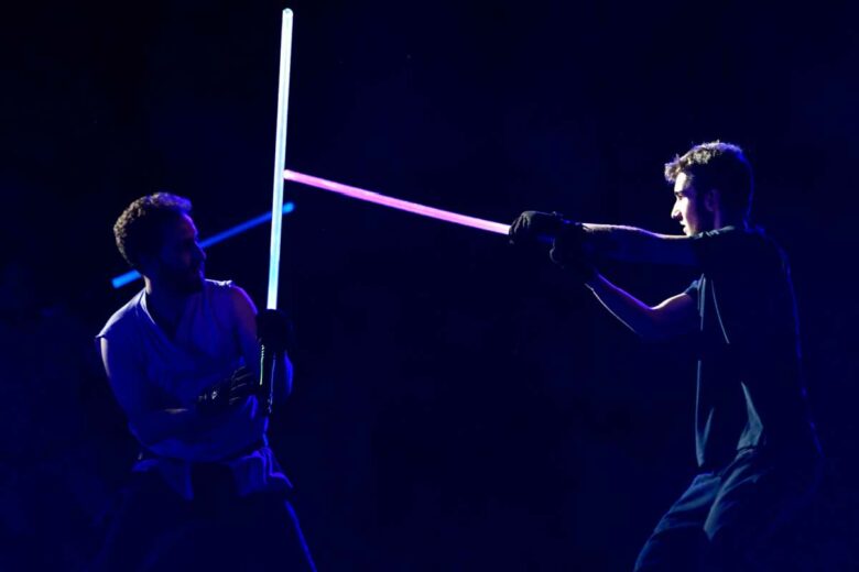 spectacle de combat au sabre laser, lors d'un camp d'été sportif, à Milan..