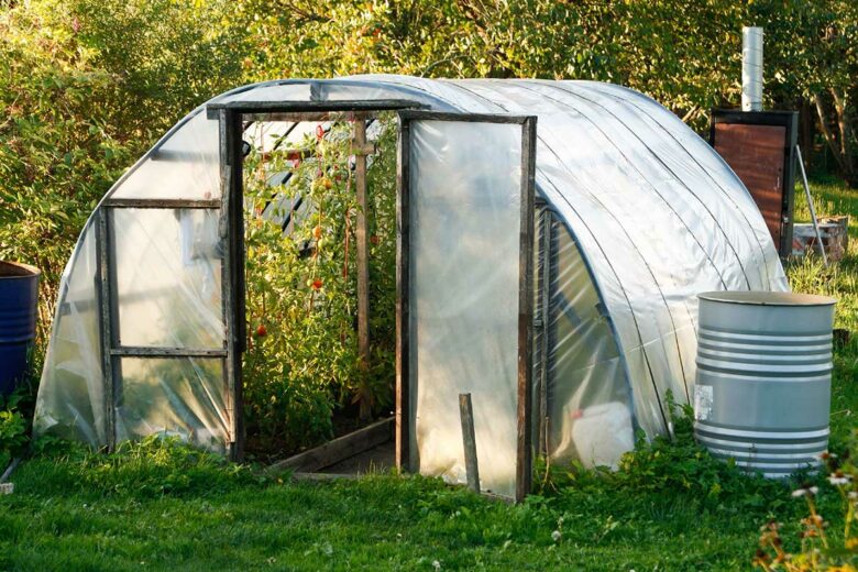 Une petite serre de jardin rapide et facile à construire.