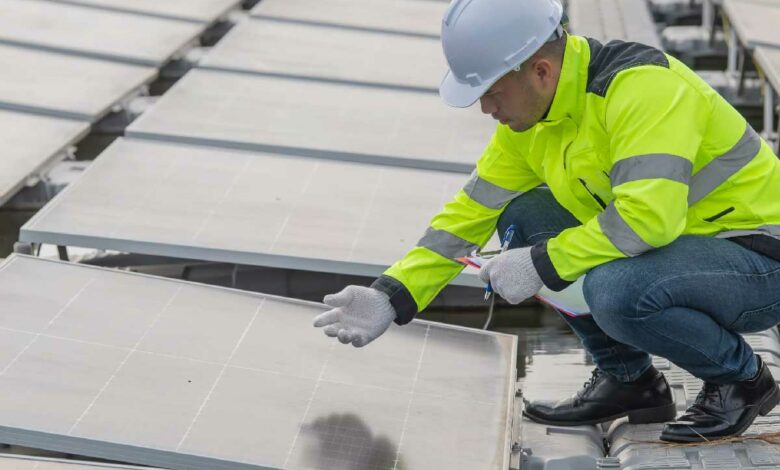 En développant une solution d'entretien et de maintenance des panneaux solaires, ce projet vise à améliorer la durabilité des systèmes de production d'énergie solaire.