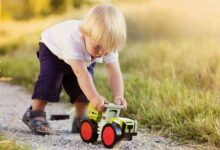 Pourquoi les petits garçons aiment jouer avec des petits tracteurs ?