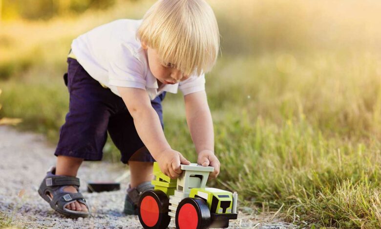 Pourquoi les petits garçons aiment jouer avec des petits tracteurs ?