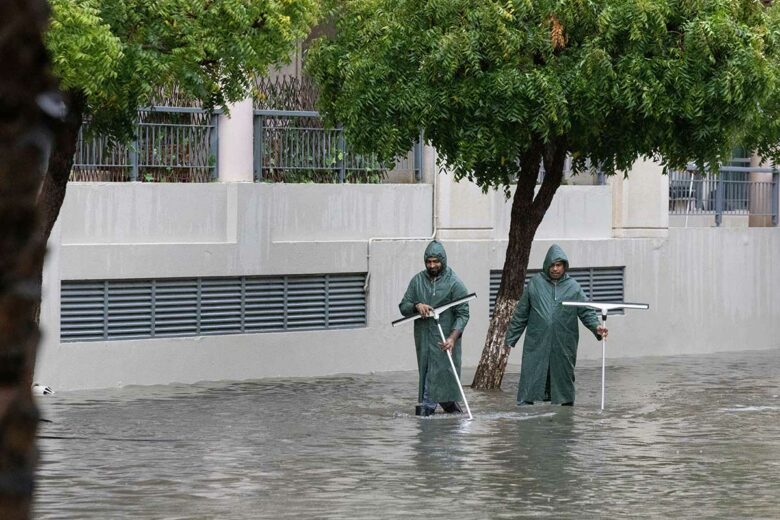 Les systèmes de drainage bloqués par les fortes pluies à Dubaï le 16 avril 2024,