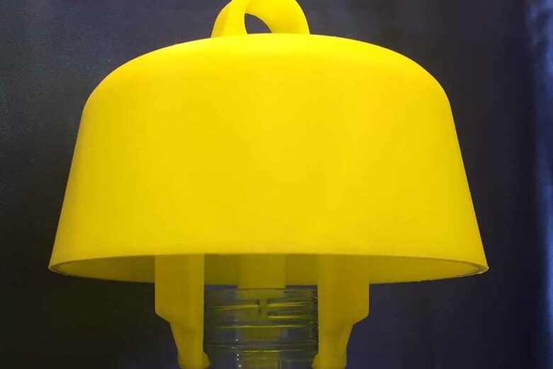 Le piège Tap-Trap se présente sous la forme d'un gros bouchon jaune qui s'adapte au goulot d'une bouteille en plastique.