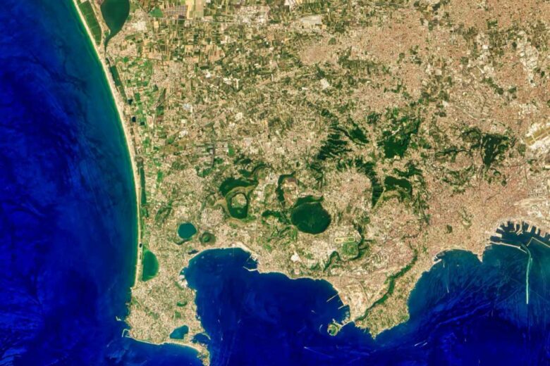 La zone volcanique Campi Flegrei près de Naples en Italie est particulièrement surveillée, elle a produit deux des plus grandes éruptions d'Europe.