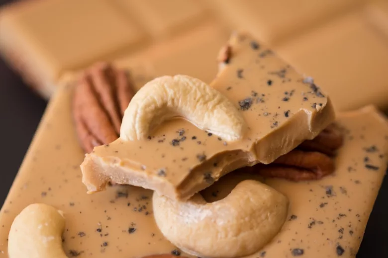 Du chocolat blond aux noix de cajou et noix de pécan avec du sel noir.