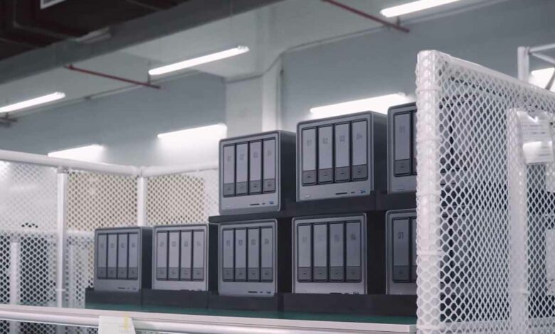 Des NAS Ugreen dans l'usine de fabrication, prêts à être conditionnés.