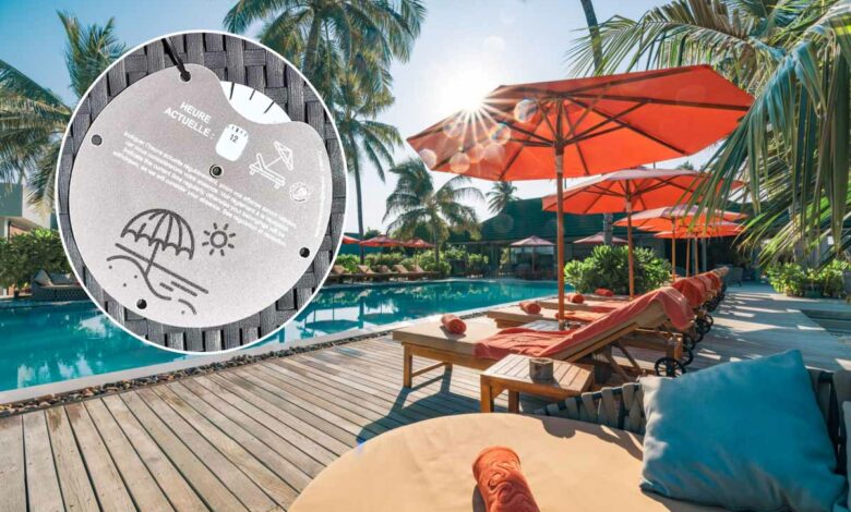 Un disque transat pour réserver et attester de la présence des personnes autour de la piscine.