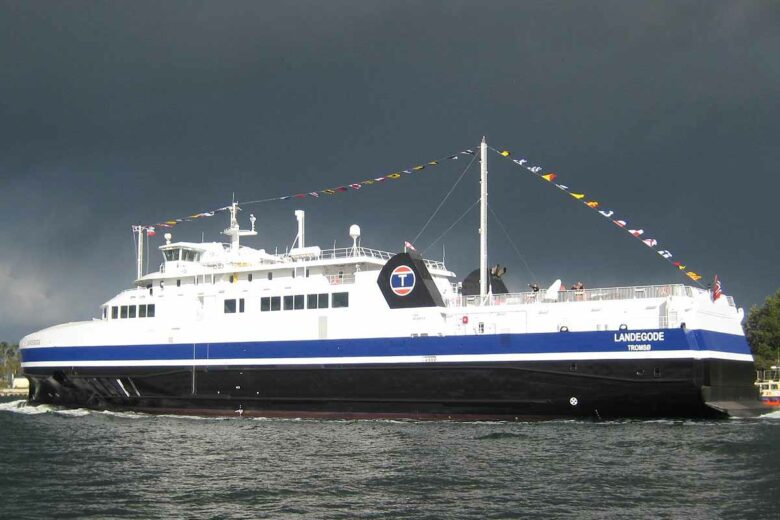 Un ferrie actuellement utilisé par la compagnie de transport maritime Torghatten Nord.