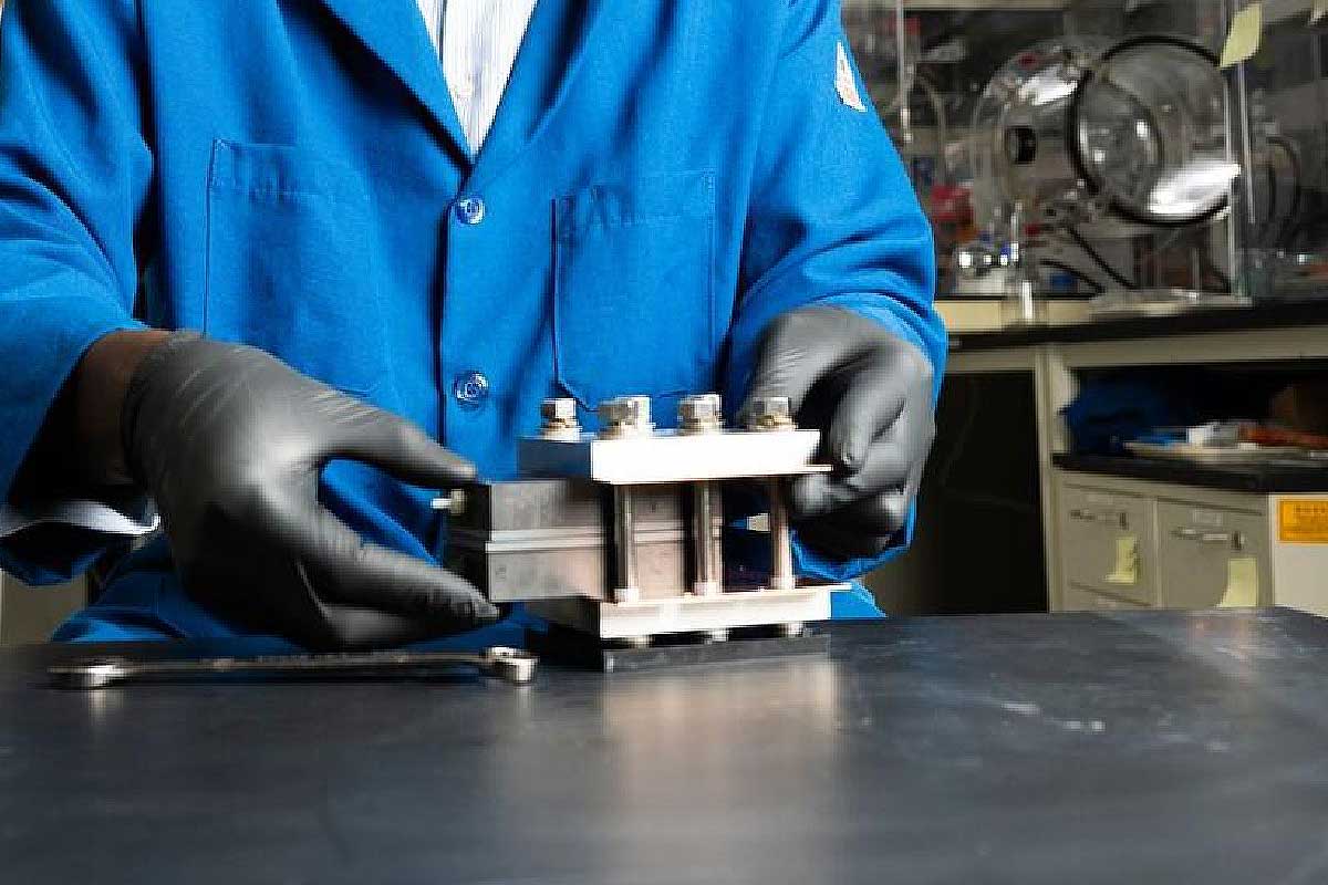 Gabriel Nambafu, auteur principal de l'étude, assemble une batterie qui servira aux test.