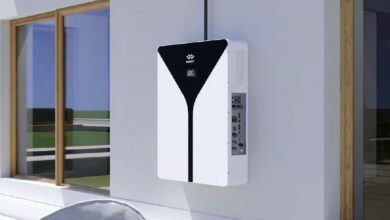 Un système de stockage d'énergie tout-en-un qui peut être couplé avec un chargeur de véhicule électrique.