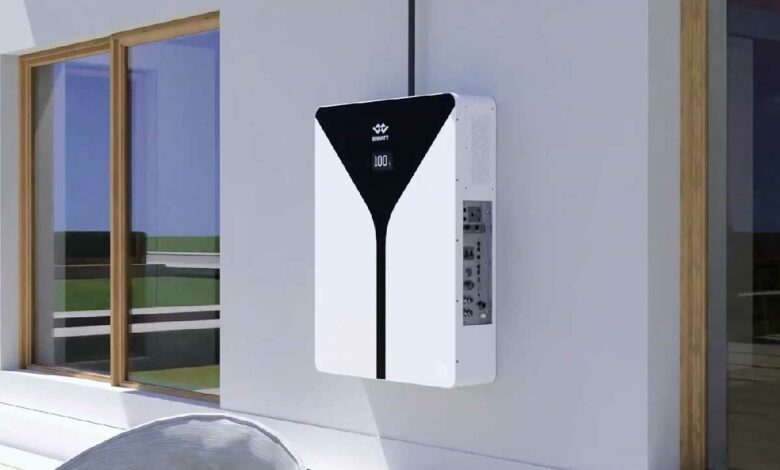 Un système de stockage d'énergie tout-en-un qui peut être couplé avec un chargeur de véhicule électrique.