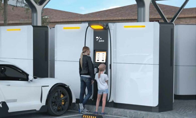 Des bornes de recharge avec une batterie qui se charge en heures creuses.
