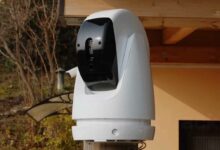Un caméra de surveillance dotée d'une IA pour reconnaitre les intrus et qui tire des billes de paintball.