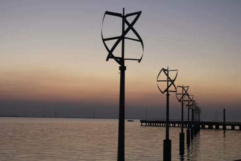 Des éoliennes à axe vertical sur un lac en Chine.